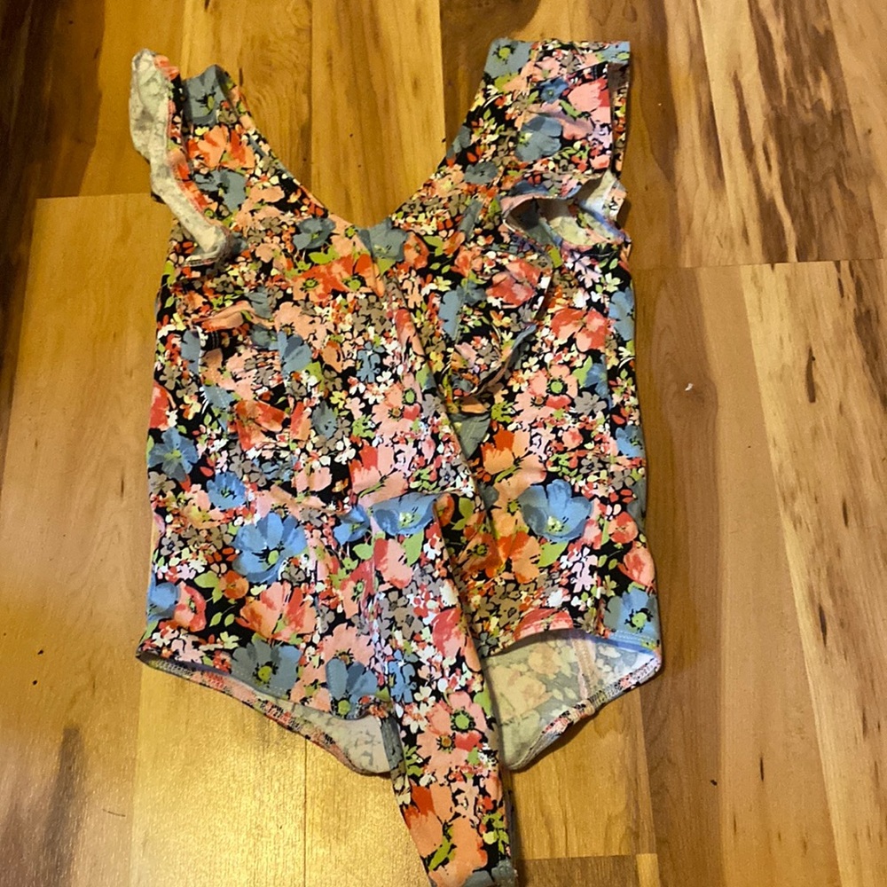 ruffle sleeves. green,blue,and pink.never been worn.Size M in juniors